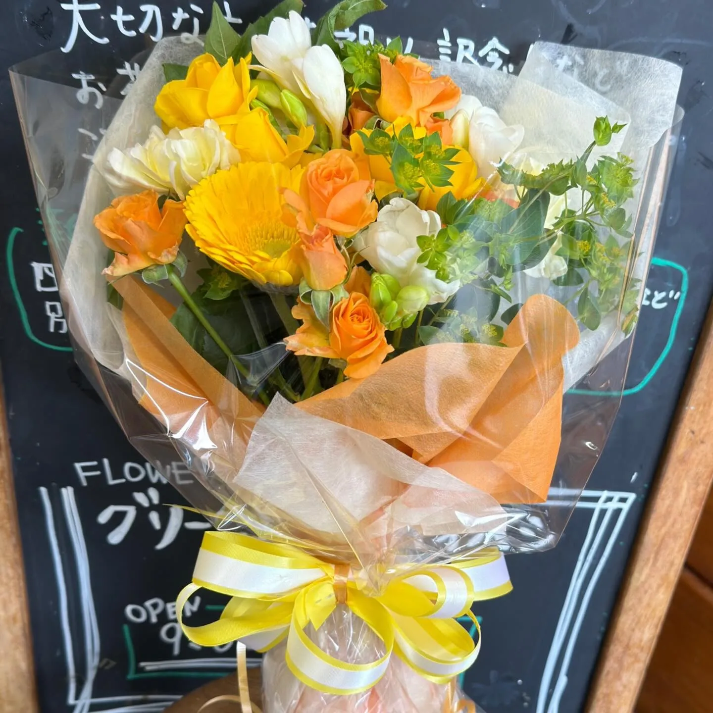 男女問わず元気になる色として人気のあるビタミンカラーの花束💐